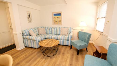 Ruang duduk di Oceanside, FRI-FRI, Private Pool, Close to beach! SS11, Shor-Ten-Sweet