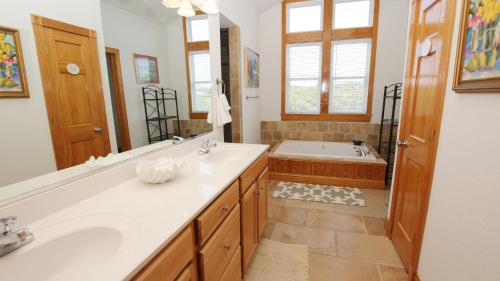 une salle de bain avec un grand lavabo et une baignoire dans l'établissement Semi-Oceanfront, Close to Beach, Rec Room, Pool, Hot Tub!, SS135, Sea-Esta, à Southern Shores