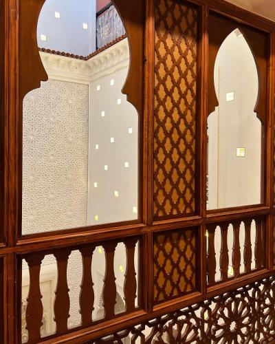 - Balcón con ventana de cristal y vistas en Riad Dar Yammi, en Marrakech