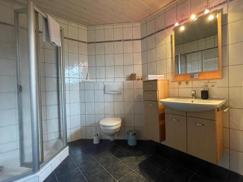 ein Bad mit einem WC, einem Waschbecken und einer Dusche in der Unterkunft Ferienwohnung Ott in Weißenburg in Bayern