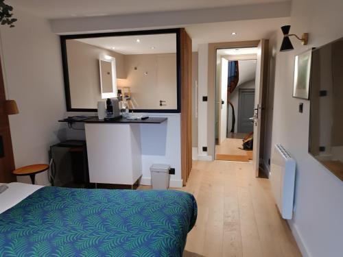 Cette chambre comprend un lit, une cuisine et un couloir. dans l'établissement Suite st lô 1 Rouen (centre historique), à Rouen