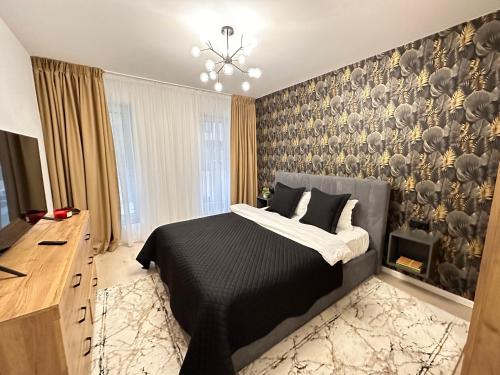 ein Schlafzimmer mit einem Bett und einem Wandbild in der Unterkunft Urban Luxury Flats - Cozy Apartments at Coresi Mall #Brasov in Braşov