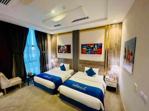 فندق لافيرا الرويبح Lavera Hotel في الرياض: غرفه فندقيه سريرين في غرفه
