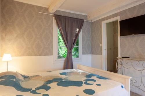 1 dormitorio con 1 cama grande y ventana grande en Studio Romantique à Saint Zacharie, en Saint-Zacharie