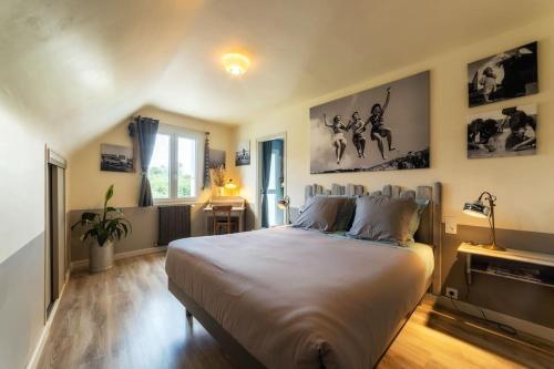 1 dormitorio con 1 cama grande en una habitación en Couleurs Passées studio de charme en Carnac