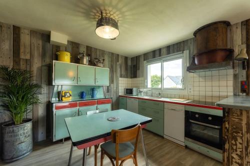 une cuisine avec une table et des chaises dans l'établissement Couleurs Passées studio de charme, à Carnac