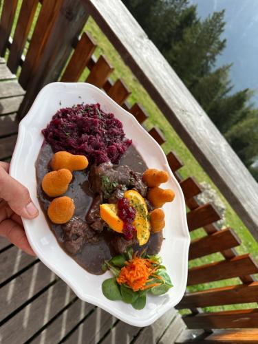 une assiette de nourriture assise sur une table dans l'établissement Die Acherberg Alm, à Oetz