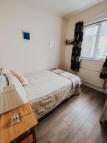 a bedroom with a bed and a window at Dunard house. in Tullaha