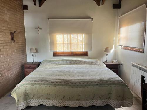 una camera da letto con un letto grande e una finestra di El Cortijo del Chorrillo a San Luis