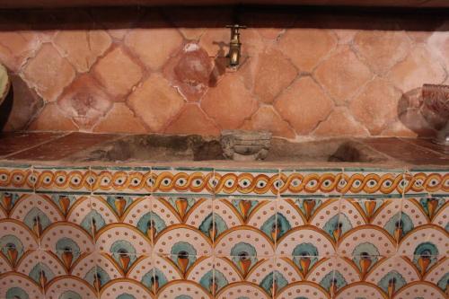 a box with a tiled wall in a room at Cal Marques in Santa Oliva