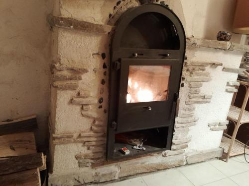 un horno de ladrillo con un fuego dentro de él en Villa am plätschernden Bach en Eggern