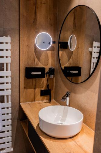 a bathroom with a sink and a mirror at Boardinghouse Hense in Lingen