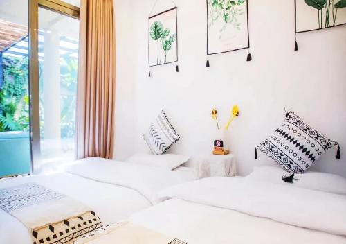Una cama o camas en una habitación de Lijiang Yimanshiguang 丽江逸慢拾光