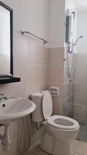 ein Bad mit einem WC, einem Waschbecken und einer Dusche in der Unterkunft Alanis Suite KLIA 2Bedroom With Airport Shuttle in Sepang