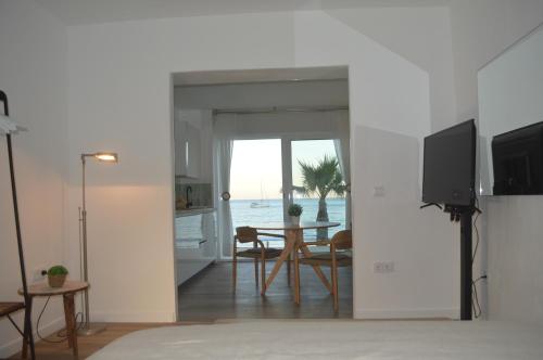Excepcional Apartamento AMANECER al borde de playa y mar, en CHALET ROQUETES