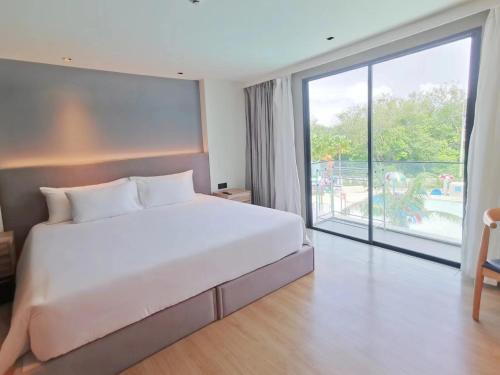 1 dormitorio con cama grande y ventana grande en Water park Rawai Beach 200m Nai Han king bedroom en Rawai Beach