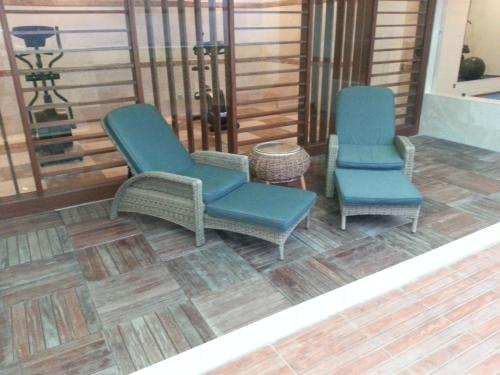 Duas cadeiras e uma mesa num alpendre em Hotel Hilen De Ville em Erbil