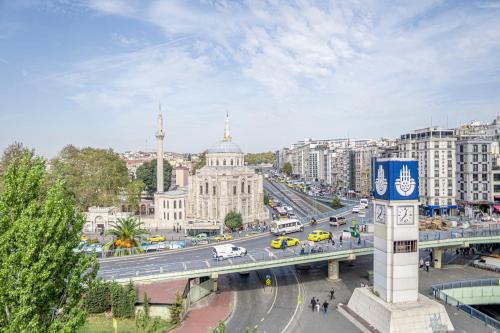 Istanbul Midpoint Hotel في إسطنبول: مدينة فيها شارع مزدحم بالسيارات والمباني