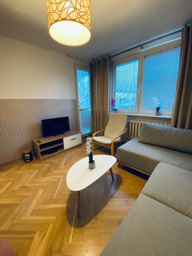 salon z kanapą i stołem w obiekcie ClickTheFlat Miła Center Apart Rooms w Warszawie