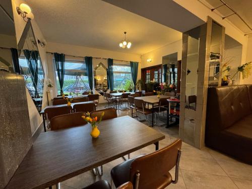 een restaurant met een houten tafel en stoelen bij Apartamenty Barbara in Karwia