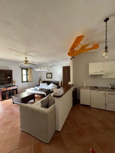 duży salon z łóżkiem i kuchnią w obiekcie Muntenia Inn Apartments and Suites w Kalawricie