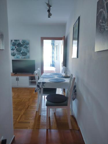 una sala da pranzo con tavolo e sedie bianchi di Apartman Vesna 4 persons a Njivice