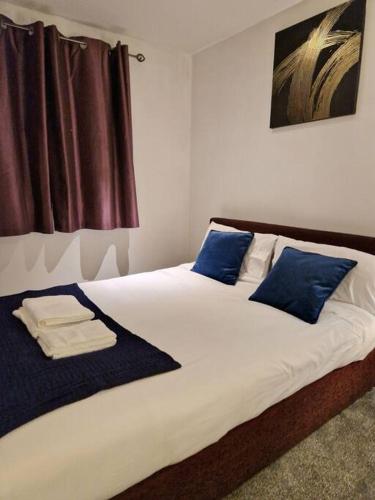 een slaapkamer met 2 bedden en blauwe kussens bij Salford Quays Apartment, perfect location in Manchester