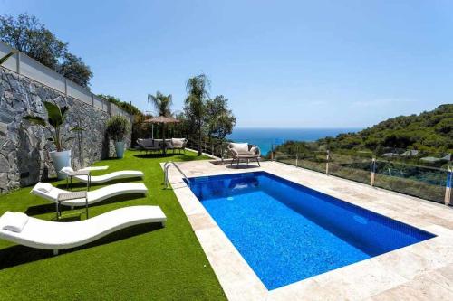 Πισίνα στο ή κοντά στο Lujo con piscina climatizada,jacuzzi,playa privada