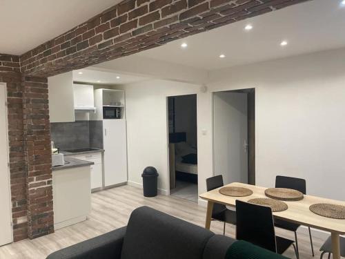 un salon avec une table et une cuisine dans l'établissement Super Appart Strasbourg 6 pers centre-ville idéal, à Strasbourg