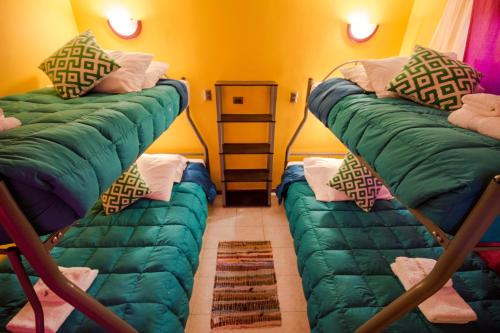 Habitación con 2 literas en una habitación en Hostal Kirckir en San Pedro de Atacama