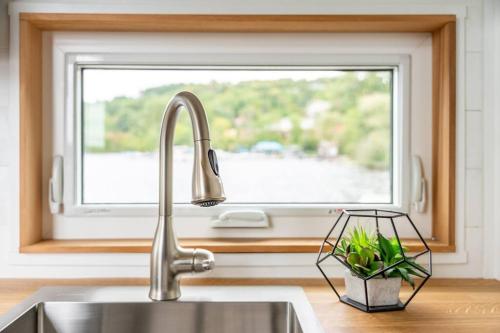 un lavandino in cucina con finestra di Allure Muskoka Houseboat a Huntsville