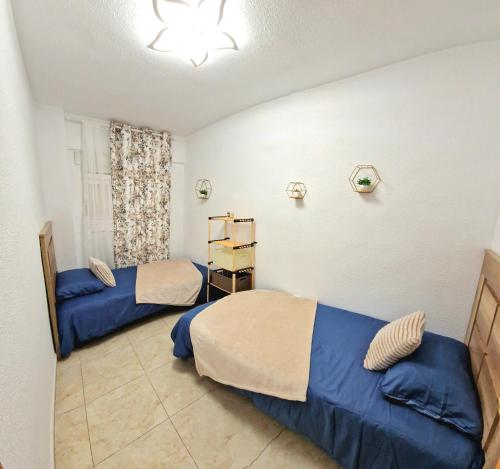 1 dormitorio con 2 camas y ventana en Apartment Svetlana, en Alicante