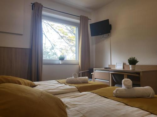 Postel nebo postele na pokoji v ubytování Hotel Mettmann