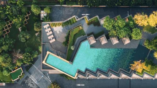 an overhead view of a swimming pool in a park at Edge Central Pattaya by JJJ in Pattaya Central