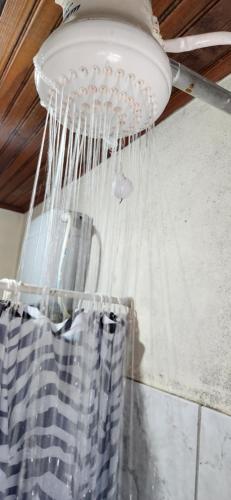 cortina de ducha colgada del techo en Casa no Arraial do Sana en Sana