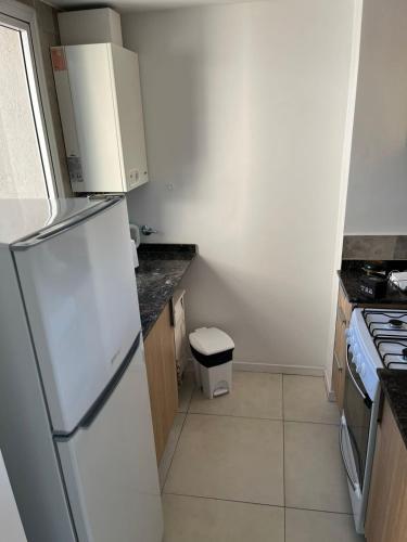 een kleine keuken met een koelkast en een fornuis bij Departamento de 1 dormitorio in Venado Tuerto