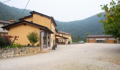 a street in a village with buildings and a mountain at Agri-alloggio le Poscole Al Canton in Castelgomberto