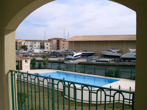 d'un balcon avec vue sur la piscine. dans l'établissement les grimaudieres, à Grimaud