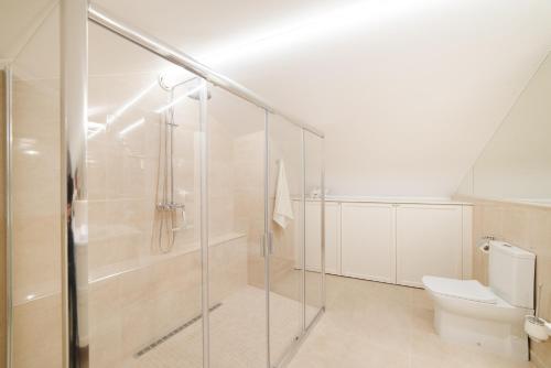Koupelna v ubytování Luxury Medieval 2 Storey apartment with Antique Furniture in Old Town