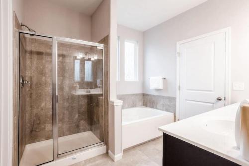 La salle de bains est pourvue d'une douche, d'une baignoire et d'un lavabo. dans l'établissement Modern, Loveland Luxury Oasis by Trails, I-71, à Loveland