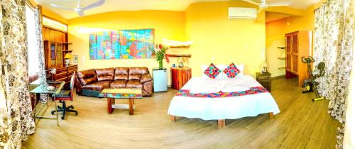 - un salon avec un lit et un canapé dans l'établissement Casa Biulú, à Zipolite