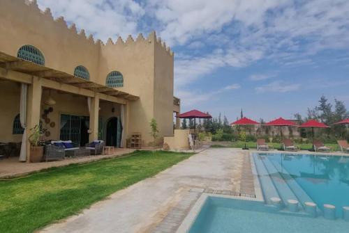Bazén v ubytování Dar Amali, villa spacieuse 9ch avec piscine en exclusivité nebo v jeho okolí