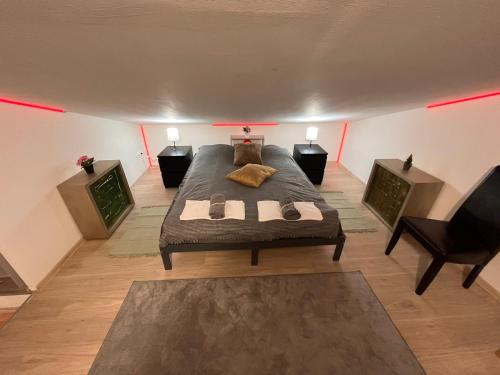 1 dormitorio con 1 cama, 2 mesas y 1 silla en King House & Garden with AC and FREE PARKING POSSIBILITY, en Budapest