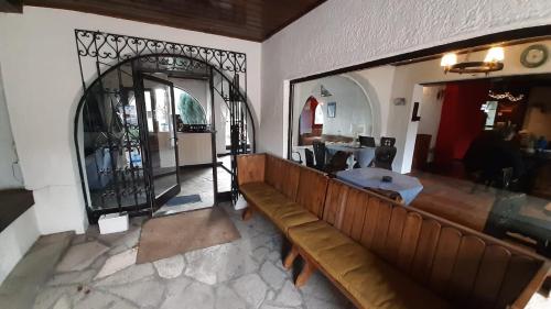 uma sala de estar com um sofá e uma entrada em El Molino em San Carlos de Bariloche