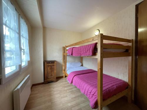 une chambre avec deux lits superposés et une fenêtre dans l'établissement Chez bonnemasou, à Bescat