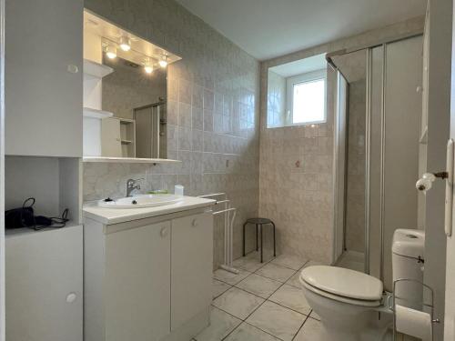une salle de bain blanche avec des toilettes et un lavabo dans l'établissement Chez bonnemasou, à Bescat