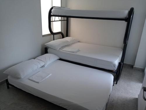 Divstāvu gulta vai divstāvu gultas numurā naktsmītnē Casa en Santa Marta