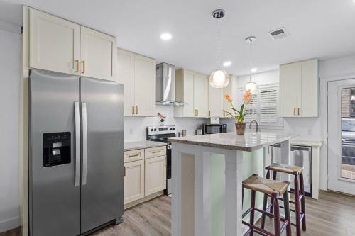 デスティンにあるHelena's Place, Fully Renovated Exclusive End Unit Townhouseのキッチン(ステンレス製の冷蔵庫、白いキャビネット付)