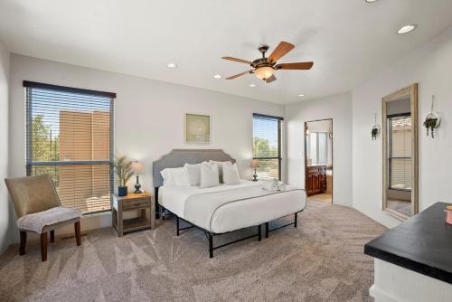 una camera con letto e ventilatore a soffitto di Luxury Tuscan Villa Near Old Town ad Albuquerque