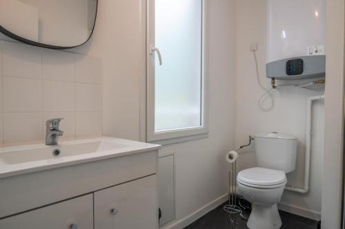 une salle de bain blanche avec un lavabo et des toilettes dans l'établissement F2 hypercentre - Proche gare - WIFI gratuite, au Havre